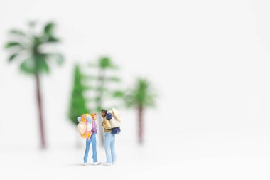 Minyatür insanlar: gezgin beyaz arka plan üzerinde yürüyen sırt çantası ile