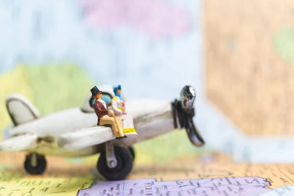 Miniaturmenschen Flugzeug Mit Weltkarte Hintergrund Reisekonzept — Stockfoto