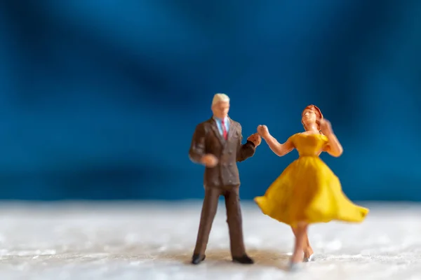 Miniatures Couple Dansant Sur Piste Concept Saint Valentin — Photo