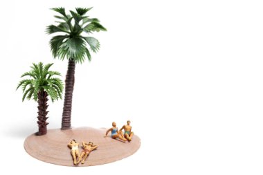 Minyatür insanlar seashells beyaz arka planda, Sevgililer günü kavramı üzerinde mayo rahatlatıcı giyen