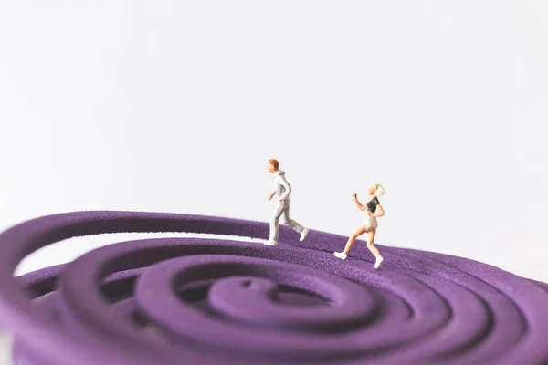 Pessoas Miniatura Casal Runnig Campo Roxo Conceito Dia Dos Namorados — Fotografia de Stock