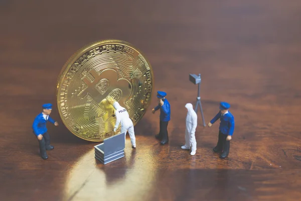 Miniature People Police Detective Standing Front Cryptocurrency Bitcoin Cyber Crimes — Stock Photo, Image
