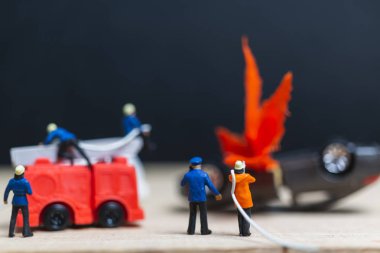 Minyatür insanlar: araçlarda yangın itfaiye kazası, havaya