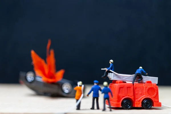 Miniatuur Mensen Brandweerlieden Bij Een Auto Ongeluk Auto Brand Opblazen — Stockfoto