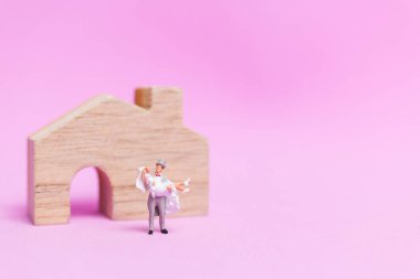 Minyatür insanlar düğün, Gelin ve damat çift pembe arka plan, Sevgililer günü kavramı üzerinde