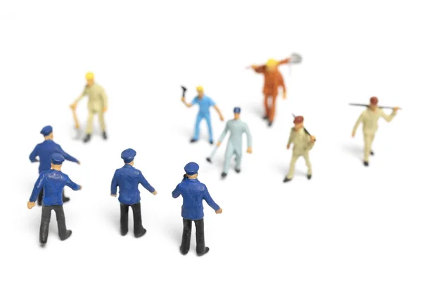 Miniaturowe Osób Policja Wściekły Tłum Białym Tle — Zdjęcie stockowe