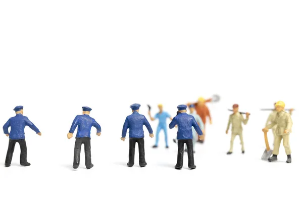 Miniatűr Emberek Rendőrség Dühös Csőcselék Fehér Háttér — Stock Fotó