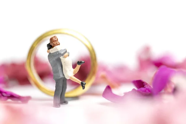 Miniaturmenschen Paar Umarmt Sich Rosafarbenen Garten Mit Trauring Auf Weißem — Stockfoto