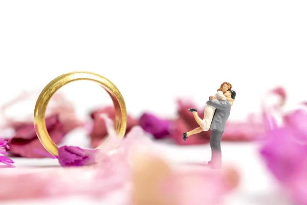 Personas Miniatura Abrazo Pareja Jardín Rosa Con Anillo Boda Aislado — Foto de Stock