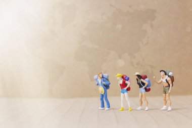 Minyatür insanlar: Gezgin ile harita üzerinde yürüyen sırt çantası 