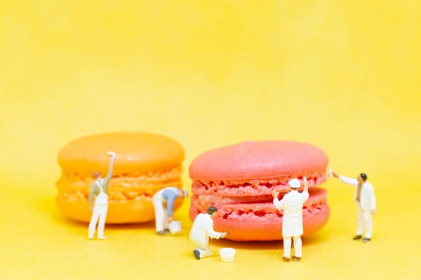 Persone in miniatura: Pittori coloranti macaron — Foto Stock