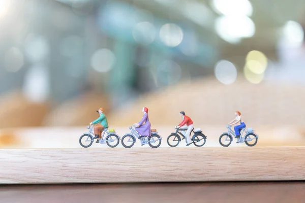 Persone in miniatura in bicicletta sul ponte di legno — Foto Stock