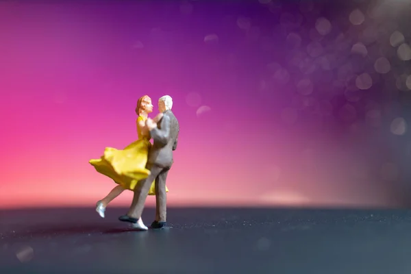 Personas en miniatura, Pareja bailando con fondo colorido —  Fotos de Stock