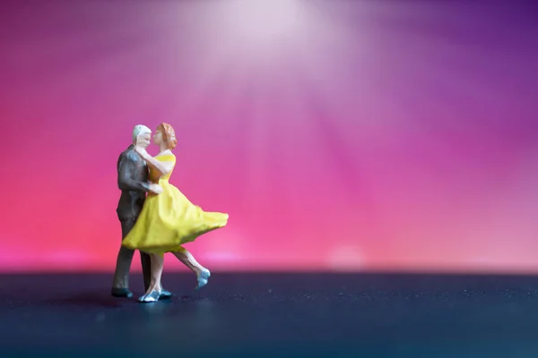Personas en miniatura, Pareja bailando con fondo colorido —  Fotos de Stock