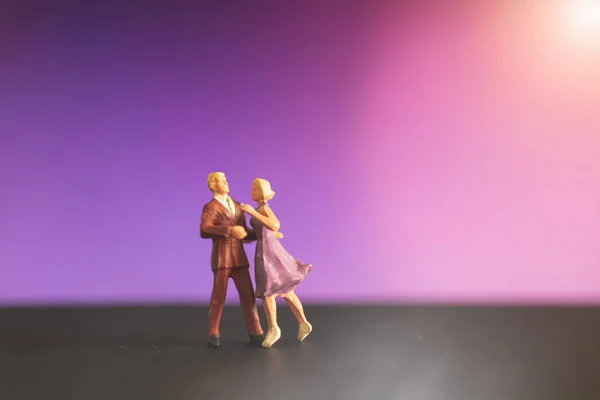 Personas en miniatura, Pareja bailando con fondo colorido —  Fotos de Stock