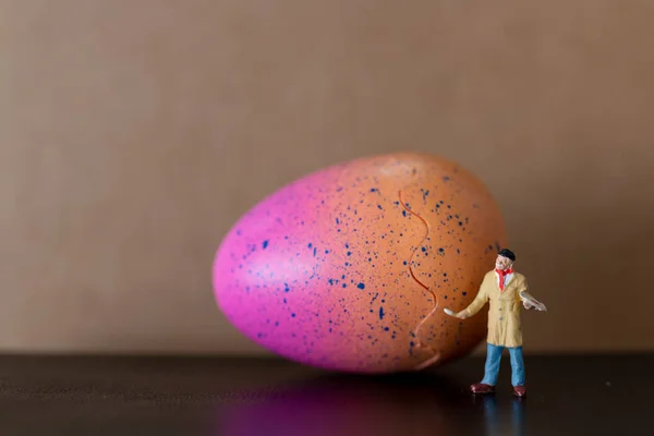 艺术家拿着画笔, 为复活节画复活节彩蛋 — 图库照片