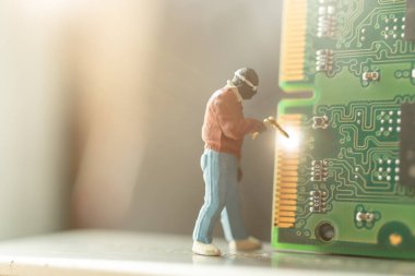 Minyatür insanlar: bilgisayar tamircisi tamir bilgisayar donanım