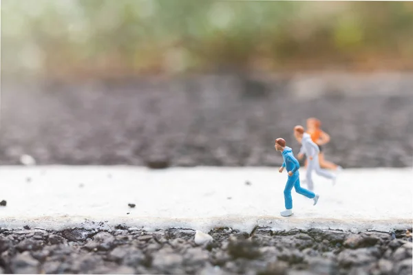 Pessoas em miniatura: Correndo na rua — Fotografia de Stock