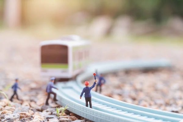 Pessoas em miniatura: funcionários ferroviários estão trabalhando na ferrovia — Fotografia de Stock