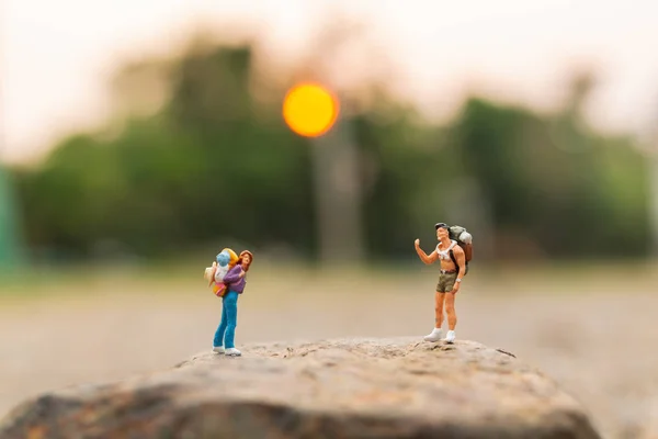 Personnes miniatures : Voyageur avec sac à dos marchant sur le rocher — Photo