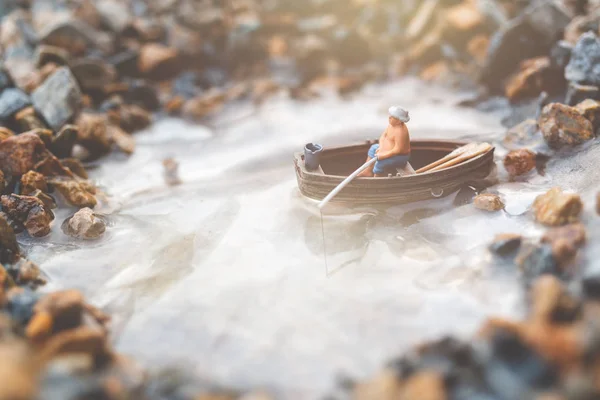 Miniatuur vissers vissen per boot — Stockfoto