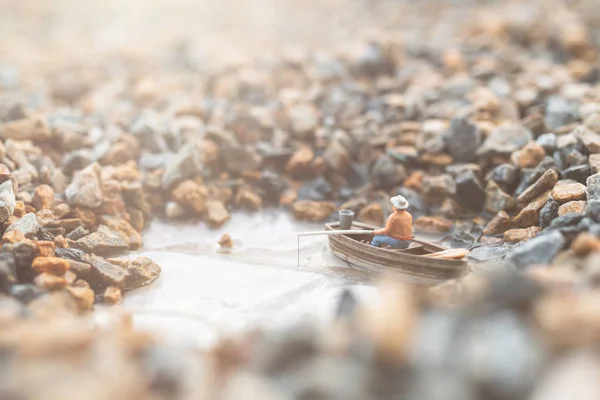 Pescadores en miniatura están pescando en barco — Foto de Stock