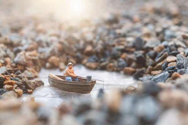 Miniatyr fiskare fiskar med båt — Stockfoto