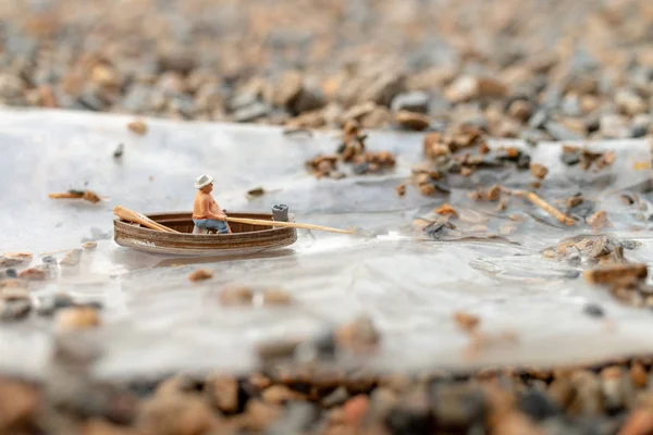 Miniaturfischer fischen mit dem Boot — Stockfoto