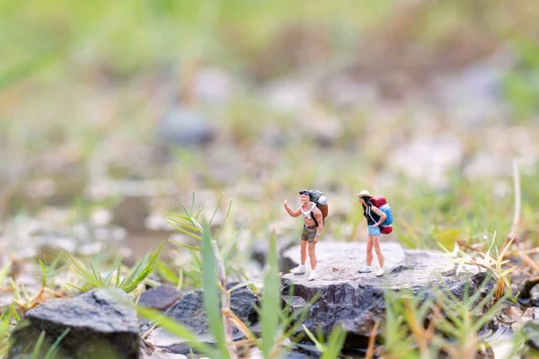 Personas en miniatura: Viajero con mochila caminando en el campo — Foto de Stock