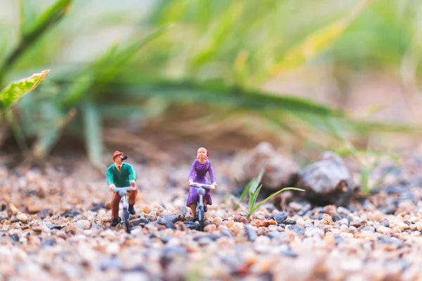 Personas en miniatura: Viajeros en bicicleta en la arena — Foto de Stock