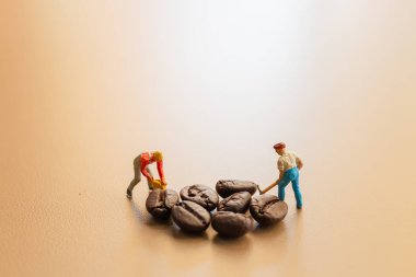 Ekipler kahve karışımı sürecinde birlikte son derece iyi çalışır 