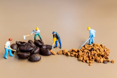 Ekipler kahve karışımı sürecinde birlikte son derece iyi çalışır 