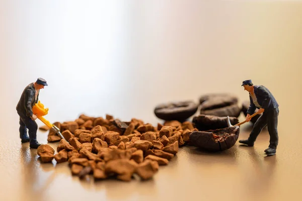 Los equipos trabajan muy bien juntos en el proceso de mezcla de café — Foto de Stock
