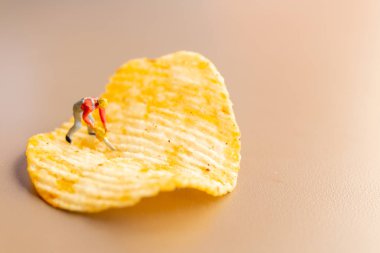 İşçiler patates cipsiyle çalışıyorlar. 