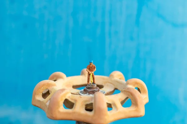 Arbeitende Klempner verlegen Wasserleitungen — Stockfoto