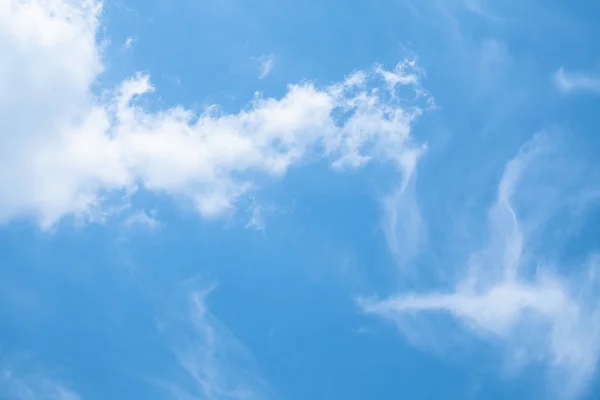 Blauwe lucht met wolken achtergrond — Stockfoto