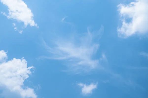 Cielo azul con fondo de nubes — Foto de Stock