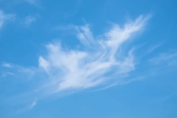 Cielo azul con fondo de nubes — Foto de Stock