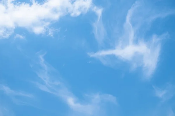 Cielo azul con fondo de nubes — Foto de Stock