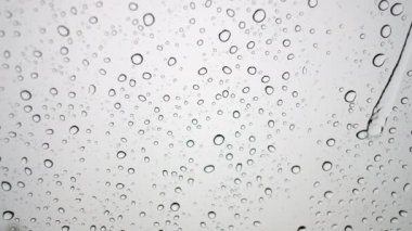 Cam üzerinde su damlacıkları yakın çekim. 4k.