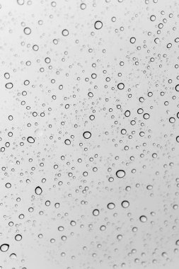 Pencere bardakları yüzeyindeki yağmur damlaları