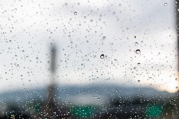 Gocce di pioggia sulla superficie dei vetri — Foto Stock