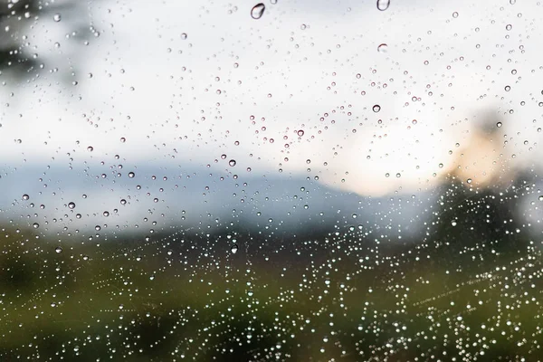 Gotas de chuva na superfície dos vidros da janela — Fotografia de Stock