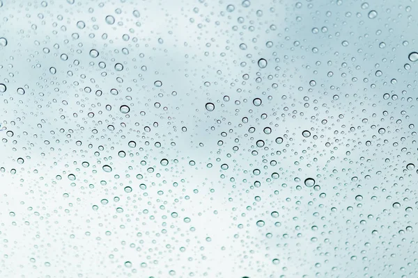 Regndroppar på fönster glasyta — Stockfoto