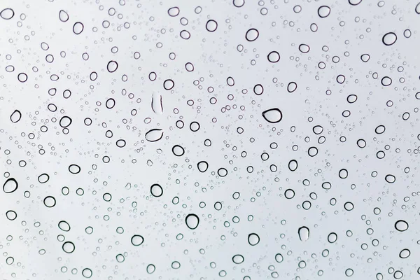 Капли дождя на стеклянной поверхности — стоковое фото