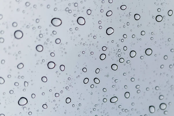 Krople deszczu na powierzchni okularów okiennych — Zdjęcie stockowe