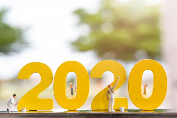 Personas en miniatura: Equipo de trabajo para colorear número de madera 2020 — Foto de Stock