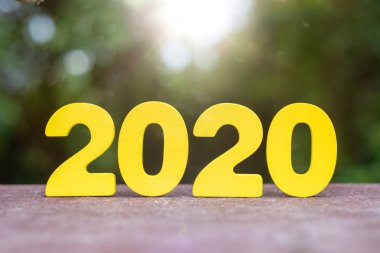Ahşap el yapımı 2020 numaraları masada 