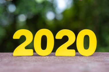 Ahşap el yapımı 2020 numaraları masada 