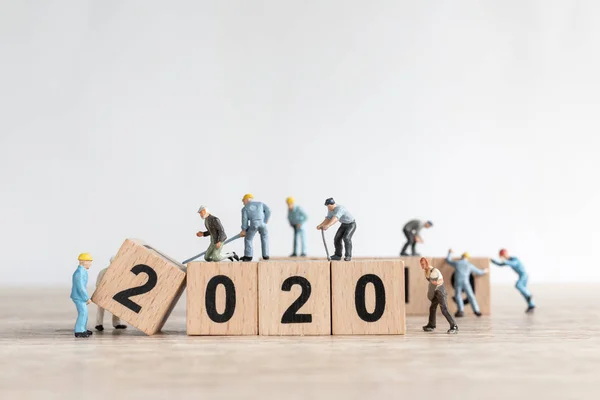 Equipo de trabajadores en miniatura crear número 2020 — Foto de Stock